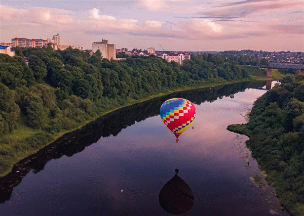 Воздушные шары, пролетающие над рекой