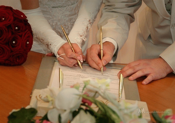 Дети, достигшие 16 лет и состоящие в браке, могут свободно распоряжаться имуществом. Фото: nevsedoma. com. ua