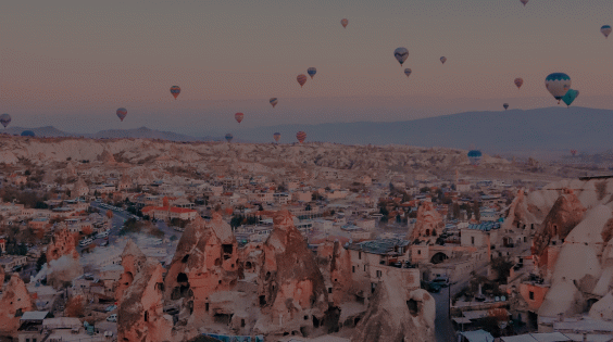 Фото: пейзаж с воздушными шарами.