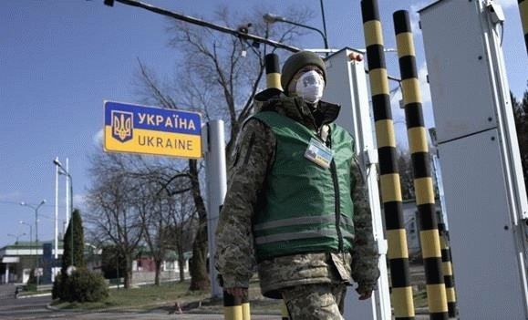 Пограничник в маске на украинском контрольно-пропускном пункте