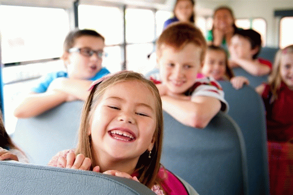 Дети смеются в пассажирском автобусе
